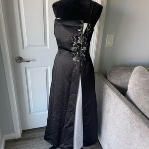 DaVinci Black and White Floral Prom Dress